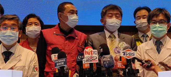 今傳出有主跑新北市政的記者確診，另名記者11日曾與確診記者吃飯，今快篩陽性，現正做PCR採檢，但因另名記者今上午出席新北市居家照護全面啟動記者會，與會的還有市長侯友宜、衛福部長陳時中等首長，現場並擠滿大批媒體，新北市衛生局表示，因出席者都有戴口罩，將通知在場所有人進行自主快篩。（陳慰慈攝）