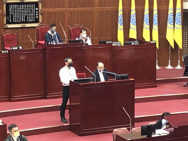 台北市有4成校园泳池20年没翻修，教育局长曾灿金允诺检讨。（杨亚璇摄）