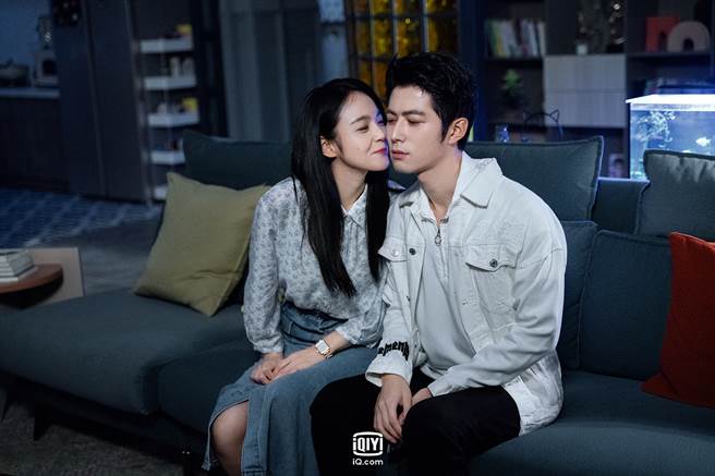 陈学冬(右)、张佳寧在剧中展开甜蜜同居生活。(照 爱奇艺 提供)