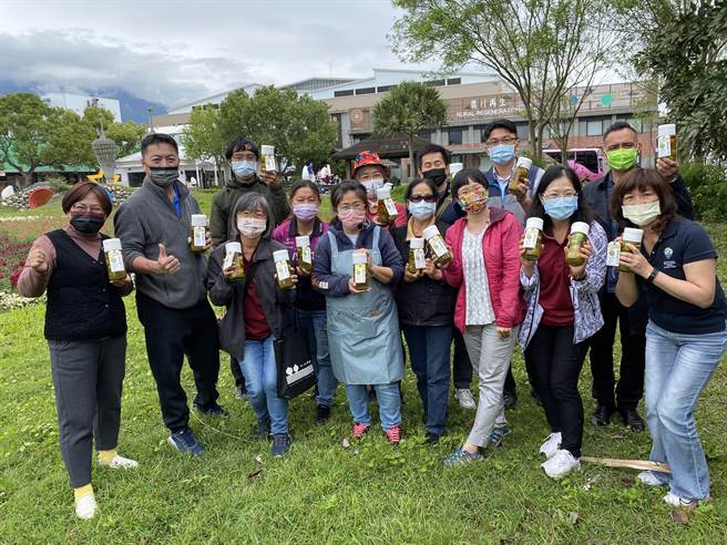 池上鄉農會推出農遊體驗，遊客到梅園採梅，做梅子加工體驗。（蔡旻妤攝）