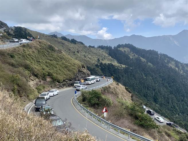 合欢山杜鹃花季期间，蜿蜒的公路上经常大塞车。（廖志晃摄）