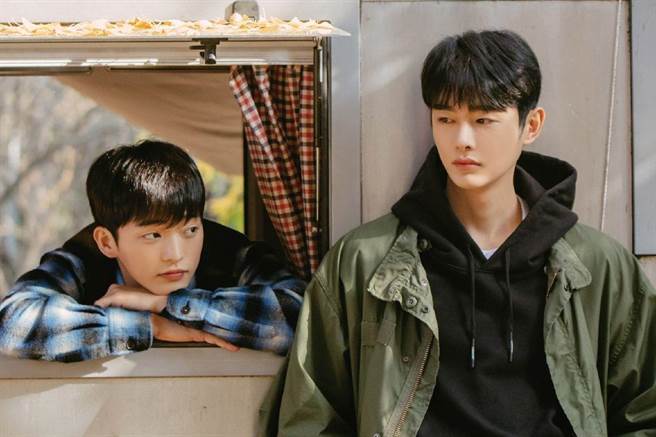 《冬日后的樱花》由姜熙（右）、玉真旭主演。（LINE TV提供）