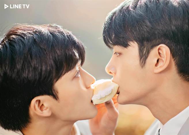 《冬日后的樱花》中甜蜜互动让观眾直呼「心空」。（LINE TV提供）