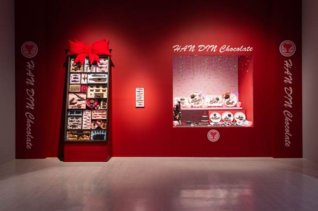 涂维政的《情人节快乐》系列作品，武器造型巧克力反讽武力威胁。（北美馆提供）