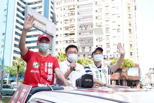 立委赵天麟14日下午陪同凤山议员参选人林智鸿、镇港议员参选人余宗熹联合车扫。(立委赵天麟服务处提供)