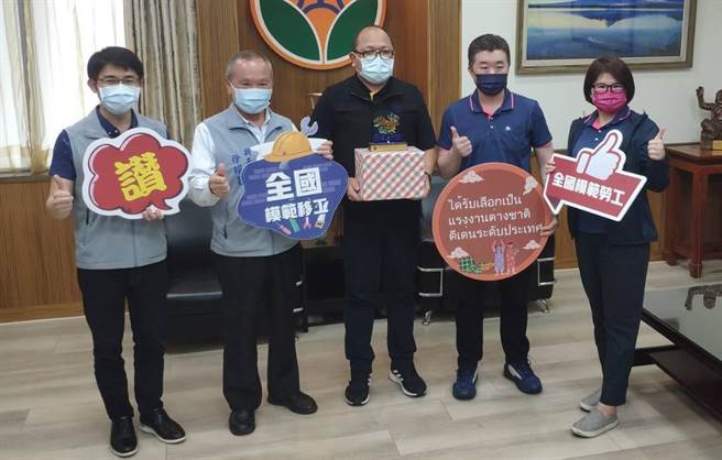 泰國籍移工財那隆(中)獲選為全國模範移工。（李京昇攝）