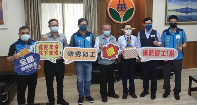 在中油公司服務的羅燕輝(右3)，獲得苗栗縣產業總工會推薦，獲選為全國模範勞工獲選為全國模範勞工。（李京昇攝）