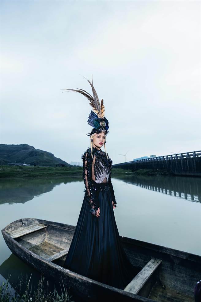 戴爱玲为拍〈末日将至〉MV，克服对水的恐惧站上独木舟。（华纳音乐提供）