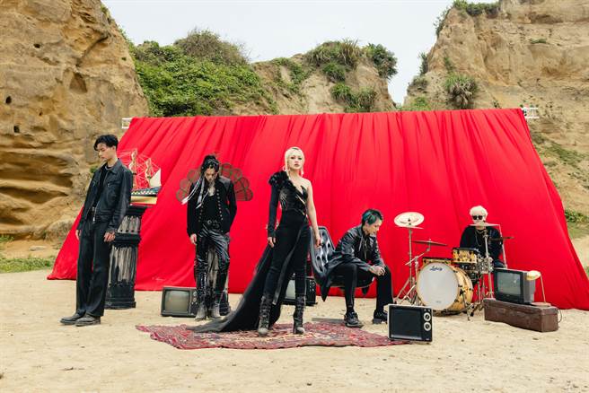 戴爱玲与TRASH合作〈末日将至〉，各自展现爆发力男女对唱经典。（华纳音乐提供）