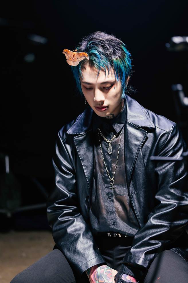 〈末日将至〉MV拍摄过程中，突然有一只大飞蛾飞到阿夜头上。（华纳音乐提供）