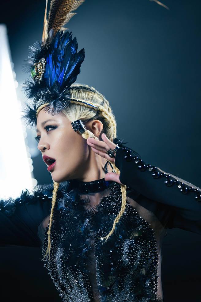 戴爱玲为拍〈末日将至〉MV打造3套华服，头饰霸气十足。（华纳音乐提供）