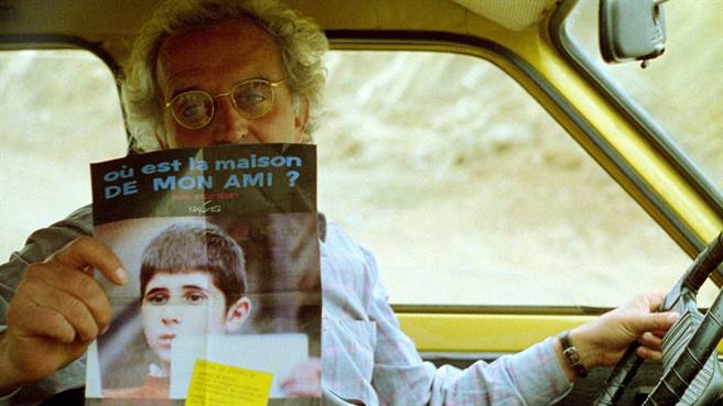 伊朗知名经济学家法哈德在电影《生生长流》饰演「导演」开车沿途探寻小演员的下落。（海鹏提供）