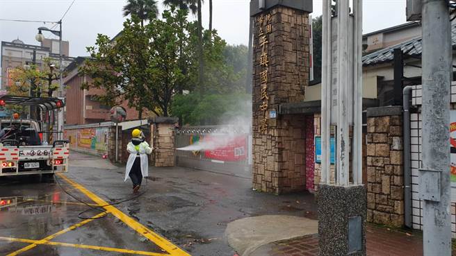 桃園市環保局針對有確診者的學校進行消毒。（桃園市環保局提供／陳夢茹桃園傳真）