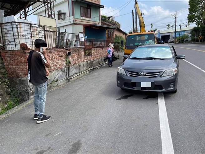 一名17歲少年無照駕車自撞電線桿，又被查出正在居家隔離中。（翻攝照片／張亦惠嘉縣傳真）