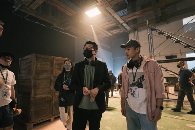 《超烦特工》真正的导演王崇霖（左）和片中导演黄冠智讲戏。（沉默老兵提供）