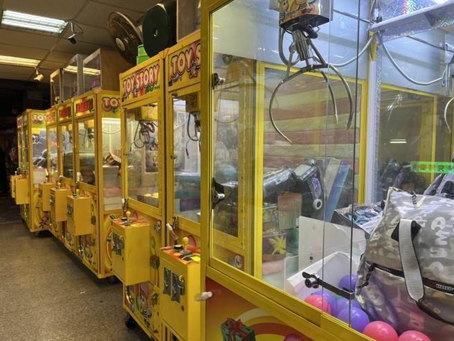 桃園去年受疫情影響有2個多月升級為三級警戒，娛樂產業全暫停營業，短時間銳減2700萬元娛樂稅。（陳夢茹攝影）