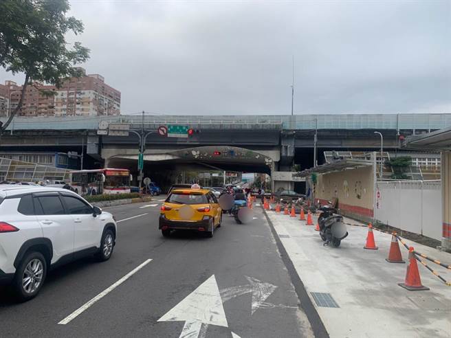 新北市74歲黃姓老翁今下午2時許騎車自摔，送醫後不治。（蔡雯如翻攝）