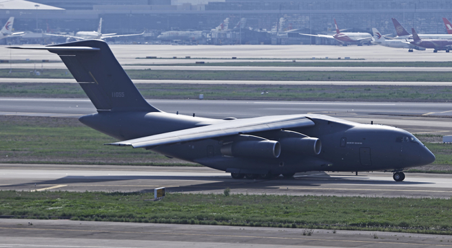 1架运-20大型运输机4月7日在上海虹桥机场滑行的画面。（中新社）