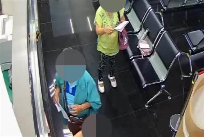 63歲鄭姓騎士（左綠衣者）遭科技執法抓包37次違規、總計3.6萬元罰單，無力償還之下只好選擇分18期償還。（行政執行署高雄分署提供／袁庭堯高雄傳真）