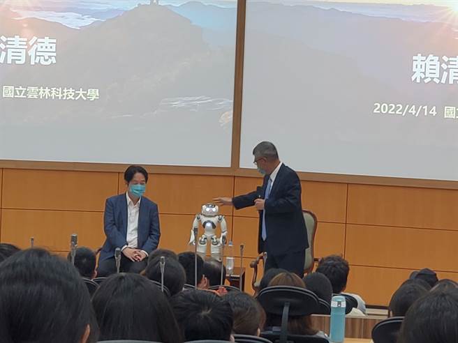 雲科大校長楊能舒（右）派出該校的機器人「雲寶」一起聆聽副總統賴清德（左）演講。（周麗蘭攝）