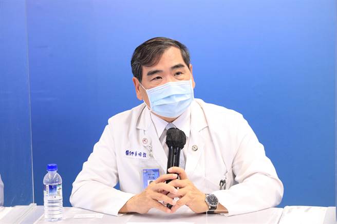 中山附医总院长蔡明哲说明2名医大实习生确诊，该院处置状况。 （冯惠宜摄）
