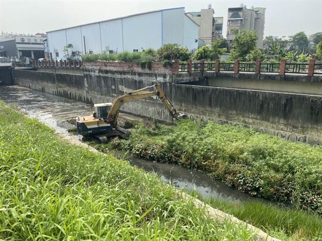 汛期将至，高雄市水利局人员对美浓区福安排水清疏。（高雄市水利局提供／林瑞益高雄传真）