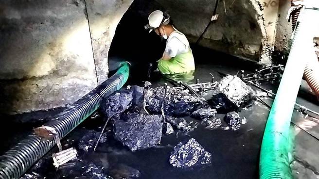 汛期将至，高雄市水利局加强清疏，图为前镇区七雄街雨水下水道清疏情形。（高雄市水利局提供／林瑞益高雄传真）
