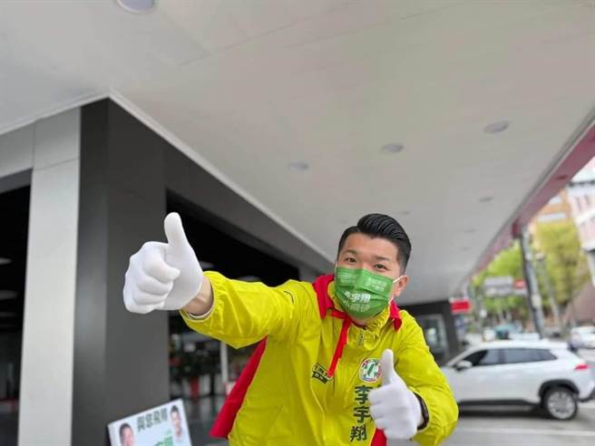 綽號「小飛俠」的五泰林選區擬參選人李宇翔為加深民眾印象，不管是掃街或站路口向選民打招呼，都會披著一件紅色的短披風。（李宇翔提供）