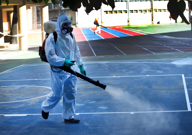 国内疫情大爆发，不少学校也因学生染疫而停课。图为清洁人员到学校执行清消作业。（资料照／郑任南摄）
