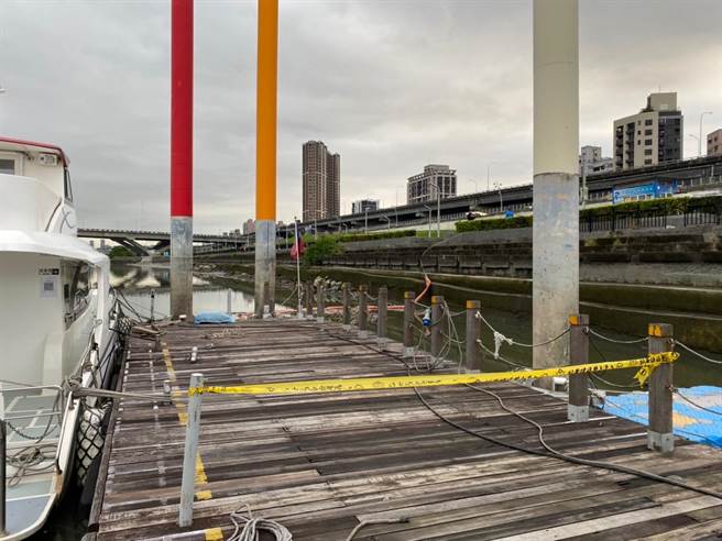 新北市三重區忠孝碼頭今下午4時許驚傳有浮屍出現，警方事後靠屍體上的悠遊卡，確認其為失蹤多日的廖姓男子。（蔡雯如翻攝）