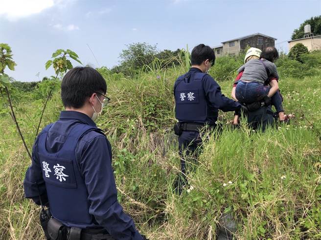 桃园市平镇区1名妇人扫墓时在公墓内迷路，所幸警方救援。（翻摄照片）