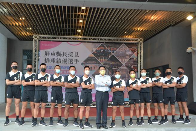 屏县府三级五区体育人才培育政策经7年发展后，学生留县升学率提高14％。图为屏东县长（中）接见排球绩优选手。（谢佳潾摄）