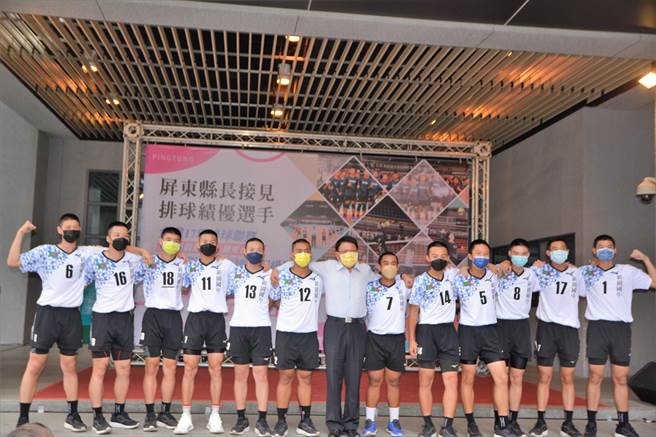 屏县府三级五区体育人才培育政策经7年发展后，学生留县升学率提高14％。图为屏东县长（中）接见排球绩优选手。（谢佳潾摄）