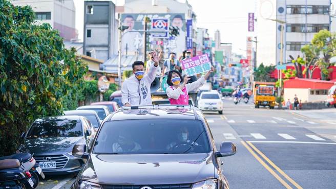 立委蘇巧慧(右)以車隊掃街助陣，懇請鄉親接到初選民調電話，請說出「唯一支持林義偉」。（林義偉服務處提供）