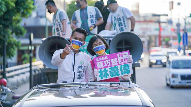 立委蘇巧慧(右)以車隊掃街助陣，懇請鄉親接到初選民調電話，請說出「唯一支持林義偉」。（林義偉服務處提供）