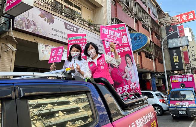 台中市民進黨立委何欣純子弟兵市議員參選人賴美連（左），14日邀立委蘇巧慧（右），車隊掃街、拉抬聲勢。（讀者提供／張妍溱台中傳真）