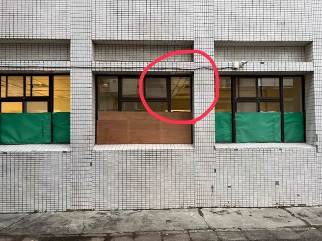 仁慈医院送到竹荣1名精神病患，打破病房玻璃的现场。（荣总新竹分院提供／罗浚滨新竹传真）