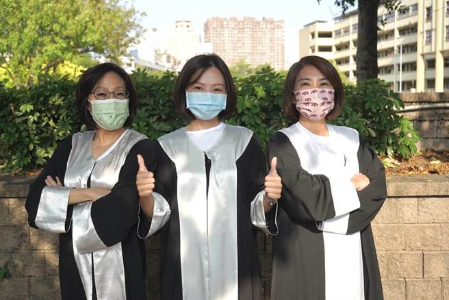 立委周春米、高巿议会前议长康裕成以律师身分为同为律师的汤咏瑜站台。(迈盟提供)