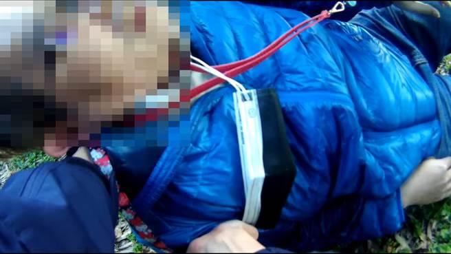 员警到场搀扶李男起身，并护送他平安返家。(翻摄照片／林郁平台北传真）