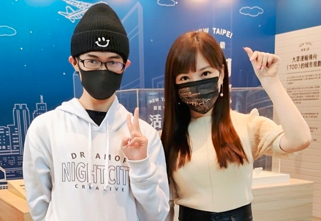 邓佳华(左)在脸书更新自己的感情状态为「和皇甫萌熹(右)结婚」，再引热议。（图／取自邓佳华脸书）