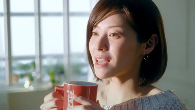 松浦亚弥睽违11年半惊喜復出。(图/ 摘自ネスレ日本公式チャンネル YouTube)