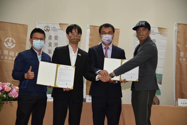 （陈吉仲出席见证咖啡产业联盟成立。图／农委会提供）
