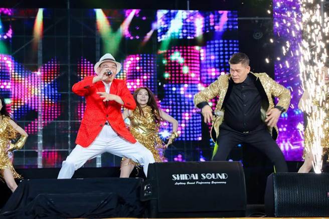 陳雷（左）和澎恰恰同台演出。（三立提供）