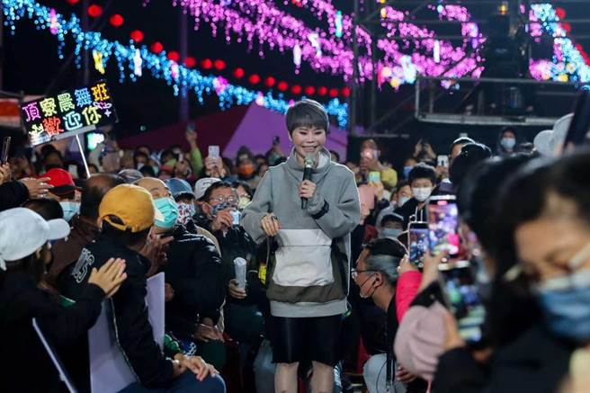 詹雅雯抱病特地趕到現場。（三立提供）