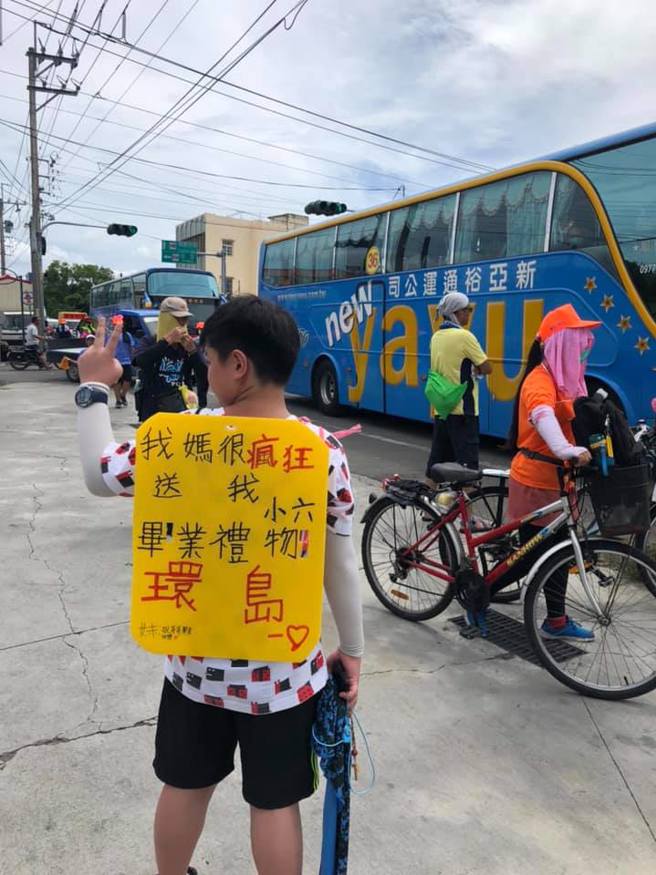 先前也有1名女網友分享，她帶兒子參與遶境，兒子則背上看板寫「我媽很瘋狂，送我小六畢業禮物環島」。（翻攝自臉書「爆廢公社公開版」）