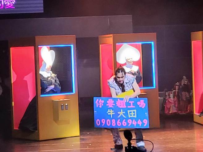 享誉国际的偶戏艺术家、大陆布袋戏世家第五代传人杨辉，把传统和现代的界线放一旁，首度和台湾的阮剧团、多位台湾布袋戏演师合作，推出结合真人演员和偶戏、即时投影的作品《钓虾场的十日谈》，大玩剧场创意。（李欣恬摄）