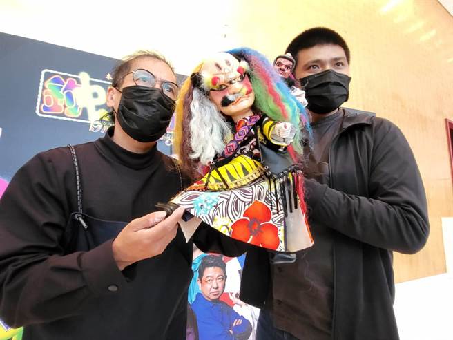 偶戏艺术家杨辉（左）表示，能和台湾这群新生代的创作者汪兆谦（右）等人，一起激发创意，非常过瘾。（李欣恬摄）