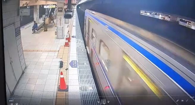 北车列车进站遇妙龄女突坠月台。（翻摄画面）