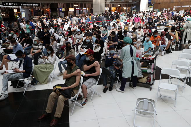 本土爆炸染疫危机飙升？医曝减灾成败关键：这类人快打疫苗。图为台北车站疫苗接种站。(刘宗龙摄)