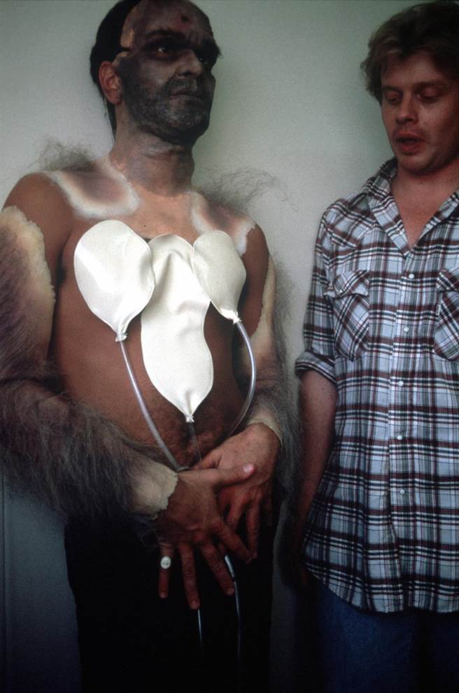 數千個氣囊打造《破膽三次》狼人變身。（台北双喜電影提供）